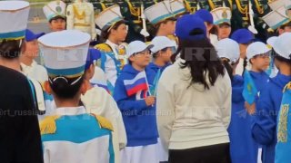 Путина в Астане встречает оркестр и дети с флажками России и Казахстана