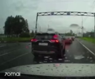 На Шафировском проспекте в Петербурге фура протаранила автомобиль, водитель погиб