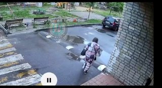 В Воронеже школьник на автомобиле едва не сбил женщину на детской площадке