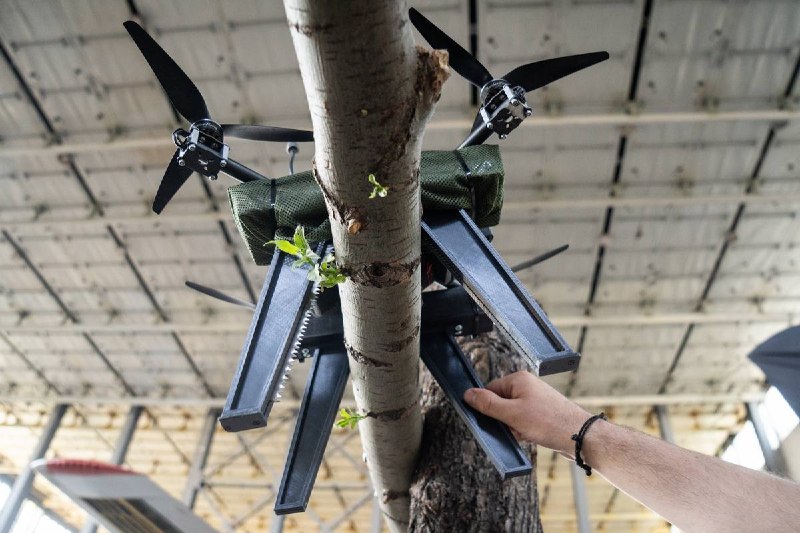 В Украине протестировали крепления для FPV-дронов, позволяющие им замирать на деревьях
