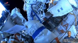 Российский космонавт перед выходом в открытый космос сообщил маме, что «надел шапку»