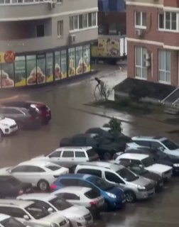 Житель затопленного Краснодара перепрыгнул через лужу на стремянке