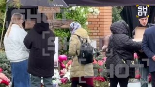 Семья и поклонники Анастасии Заворотнюк почтили память актрисы на Троекуровском кладбище
