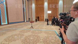 Журналисты готовятся к пресс-конференции с Путиным по итогам визита в Казахстан