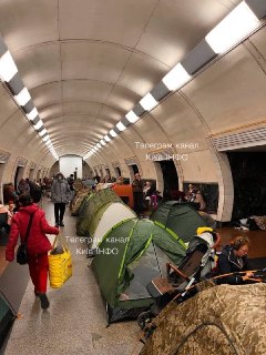 Жители Киева провели ночь в метро из-за опасений ракетных ударов