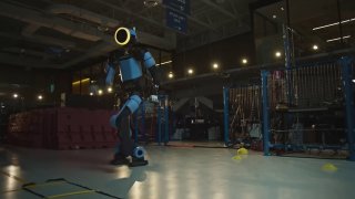 Робот Atlas от Boston Dynamics освоил сложный футбольный удар, обучаясь по видеороликам