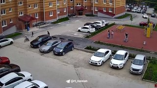 В Челябинской области пьяный водитель на скорости влетел во двор многоэтажки, протаранив машины и козырёк подъезда