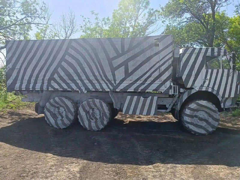 Бойцы российской армии красят технику в «зебру» для защиты от вражеских БПЛА