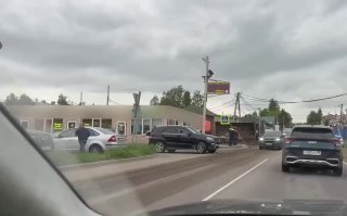 Грузовик с говном перевернулся на новый золотой BMW в Ленобласти