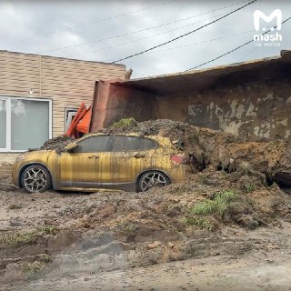 В Ленобласти водитель говновоза врезался в стену и повредил припаркованный BMW