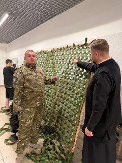 Воспитанники школы для трудных подростков в Иркутской области плетут маскировочные сети для фронта