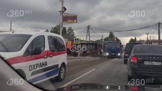 В Мистолово навозовоз перевернулся и засыпал новый BMW