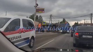 В деревне Энколово грузовик с навозом опрокинулся на легковой автомобиль