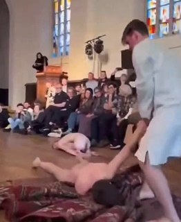 В Латвии в церкви устроили скандальный перформанс «Голые мальчики»
