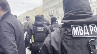 На стройке лицея в Петербурге мигранты пытались скрыться от полицейского рейда