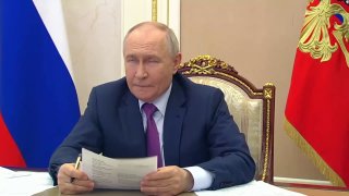 Путин раскритиковал использование рекламы на латинице в России