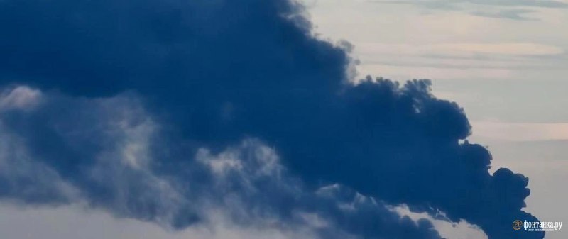 Над Петербургом поднимается мощный столб дыма