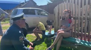 Подростки спасли маму с маленькими детьми из горящего дома в Красноярском крае