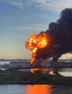 Атака БПЛА на нефтяной терминал в Петербурге и ограничения в аэропорту Пулково