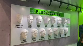 На ПМЭФ-2026 представили «стену позора» с гипсовыми лицами критиков RT