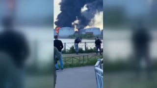 В Санкт-Петербурге Росгвардейцы пытались сбить БПЛА из автоматов на фоне горящего терминала