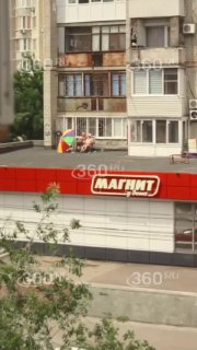 Саратовские пенсионеры открыли пляжный сезон на крыше магазина