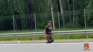 В Тверской области задержали мужчину, метавшего лопату в автомобили