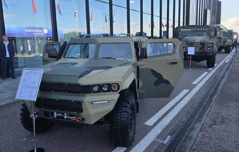 В Санкт-Петербурге на экономическом форуме представили новые бронеавтомобили «Спартак», «Штурм» и «КомбатБ»