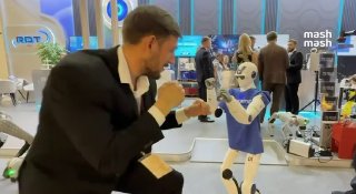 Робот-гуманоид на ПМЭФ-2026 совершил действие в отношении Шпака
