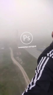 В Приморье мужчина без страховки снова забирается на ЛЭП