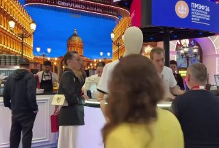 На ПМЭФ выстроилась огромная очередь за лимитированными футболками