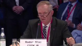Глава Комиссии по изящным искусствам при администрации президента США Родни Мимс Кук на ПМЭФ отметил значимость музыки Шостаковича и сообщил о планах посетить Смоленское кладбище в Петербурге