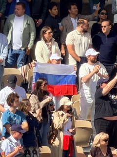 Охрана на «Ролан Гаррос» попросила убрать российский флаг после победы Мирры Андреевой