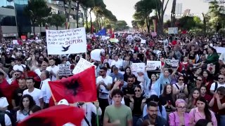Тысячи албанцев протестуют против строительного проекта, связанного с зятем Трампа