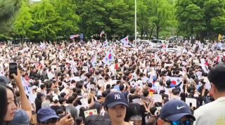 Массовые протесты в Южной Корее из-за обвинений в фальсификации выборов