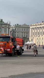 На Дворцовой площади Петербурга распыляют воду для охлаждения в жару