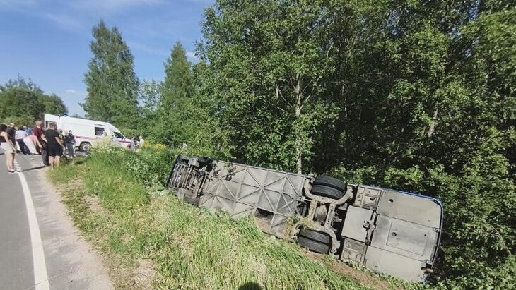 В Ярославской области перевернулся экскурсионный автобус, есть пострадавшие