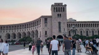 В центр Еревана стянули усиленные наряды полиции после закрытия участков