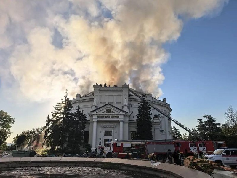 В Севастополе горит крыша здания исторической панорамы