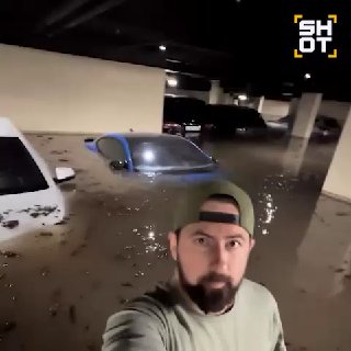 В Тюмени из-за ливня затопило парковку с элитными автомобилями в жилом комплексе