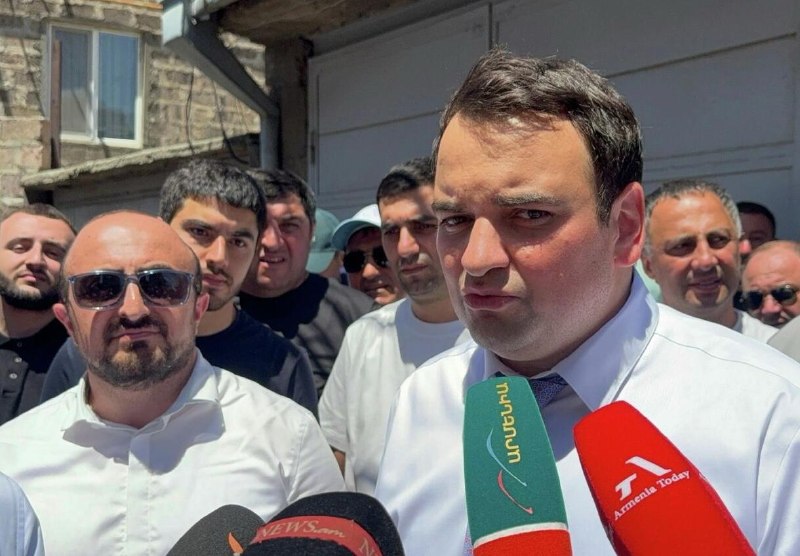 Власти Армении ограничили выезд оппозиционера Нарека Карапетяна