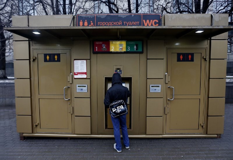 Платный туалет взял девушку из Москвы в заложники: она едва не задохнулась внутри