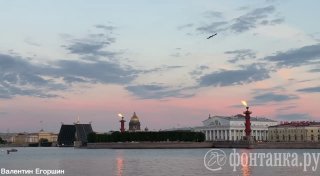 В Санкт-Петербурге зажгли факелы Ростральных колонн и окрасят мосты в цвета российского флага в честь Дня России