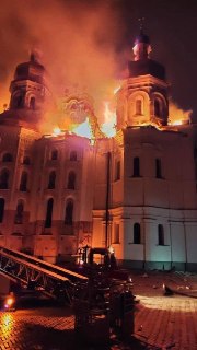 В Киеве в результате обстрелов начался пожар в Киево-Печерской лавре
