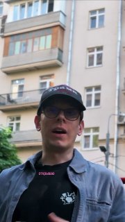Парень открыл кафе прямо на балконе