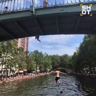 Жители Парижа массово купаются в загрязненном канале Сен-Мартен из-за жары