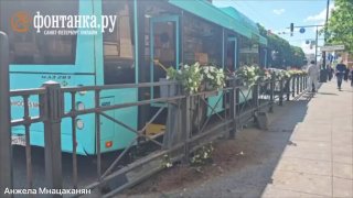 Автобус № 225 съехал в клумбу с цветами после столкновения с такси на Московском проспекте