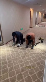 В Китае появилась профессия специалистов по разглаживанию складок на коврах с помощью «коленного кикера»