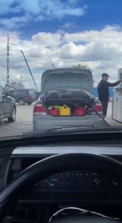 Автор задается вопросом о различиях между группами людей в контексте прошлых событий