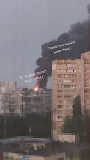 В Киеве из-за ракетного обстрела загорелся склад в Дарницком районе
